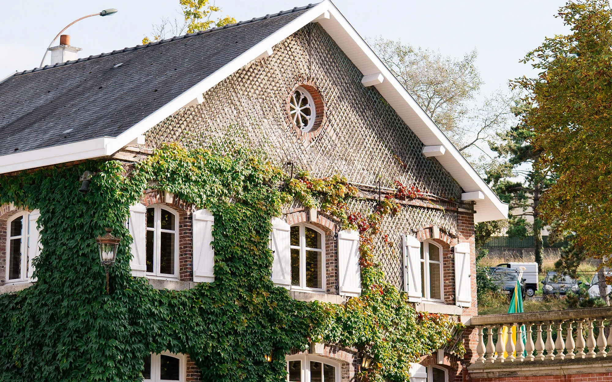 The ivy-covered courtyard house at Château Comtesse Lafond, Épernay